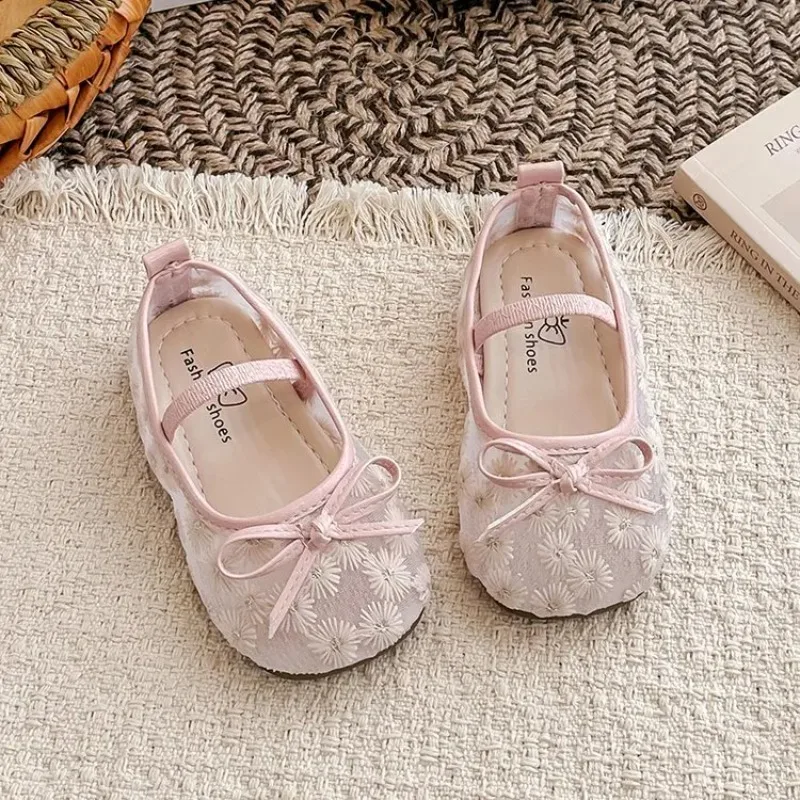 

2026 Summer Kids Flat Shoes Girls Sandals Lace Floral Princess Shoes Children Soft Sole Party Dress Breathable Walking Shoes
