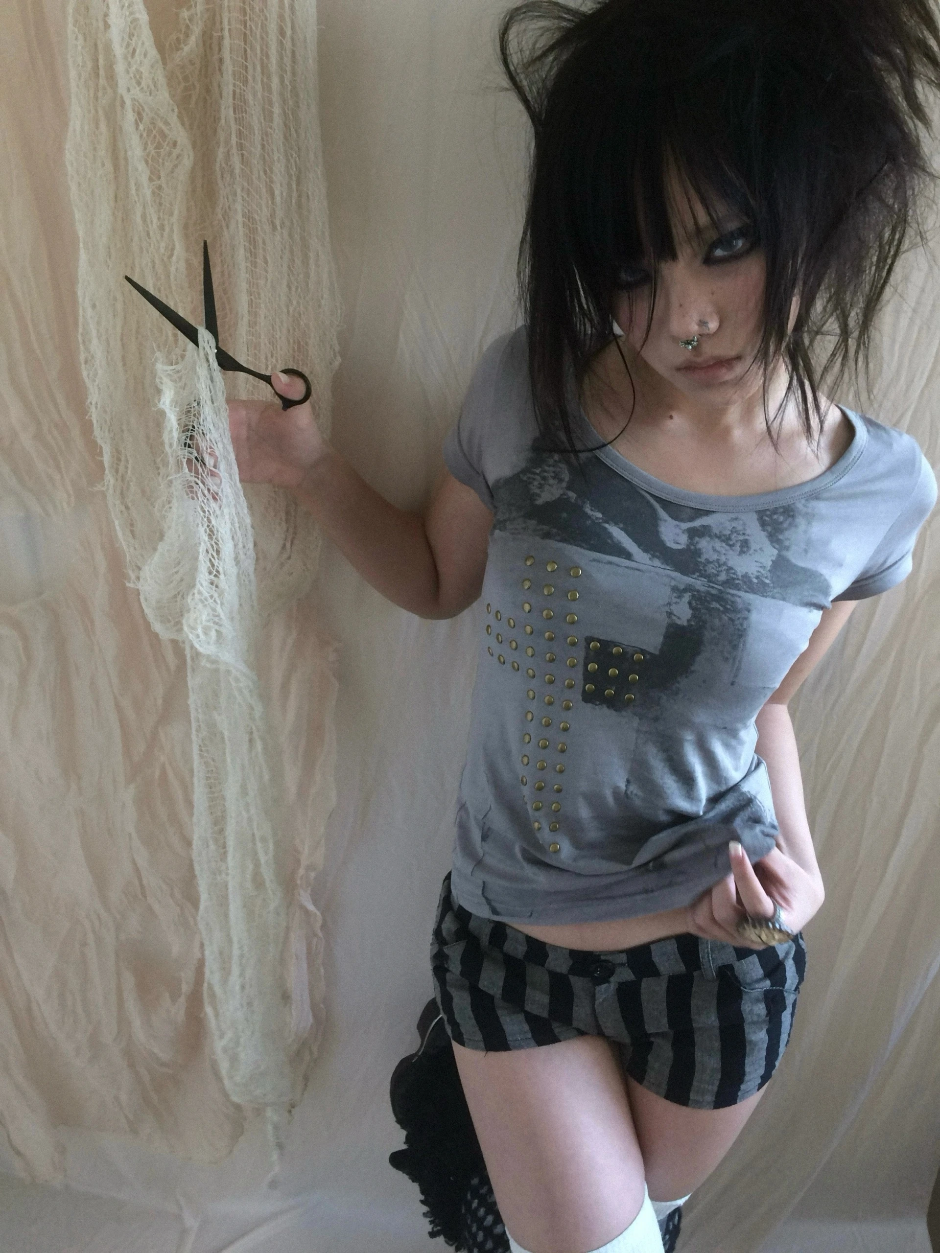 Karrcat Trashy Y2k T-Shirt mit Nieten-Print, Grunge-Ästhetik, kurzärmeliges graues Top, Vintage-Punk-Streetwear, amerikanischer Retro-Gothic-Stil der 90er Jahre – Detail 6