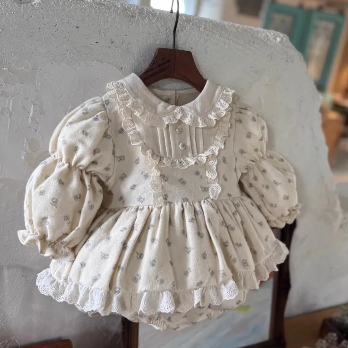 

Новинка Весна 2026: Детский комбинезон для девочек с длинным рукавом, кружевным воротником, хлопковый, милый, с цветочным принтом, платье-принцесса, для младенцев 0-24 месяца