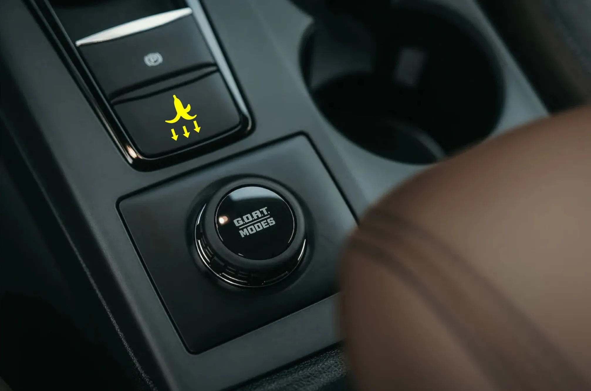 

2 PCS 2cm Height Banana Funny Car Decal Sticker for Button Bumper Window