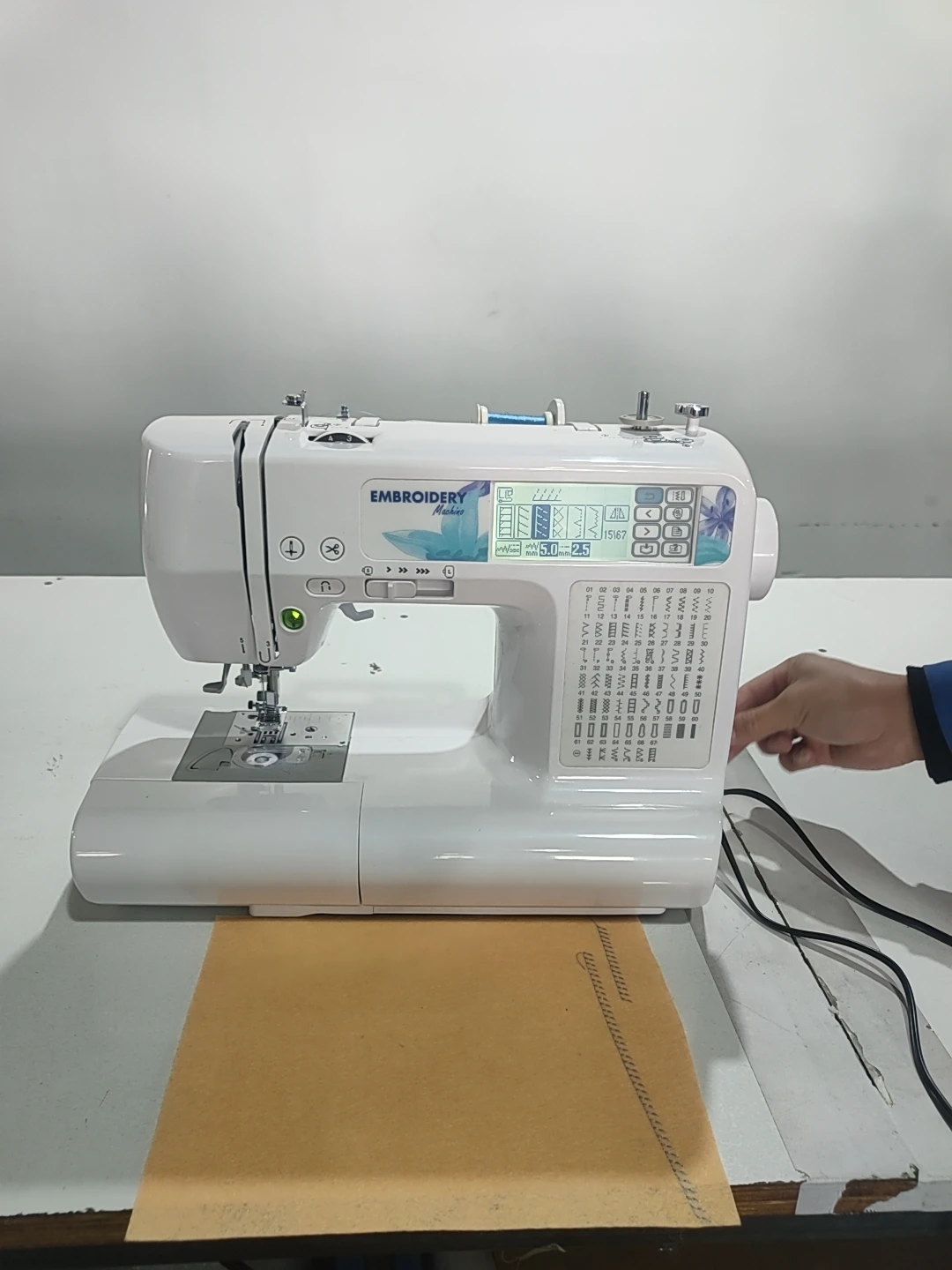 DS-890 Household zigzag sewing and embroidery machine sewing area 235*100mm computer embroidery machine for home