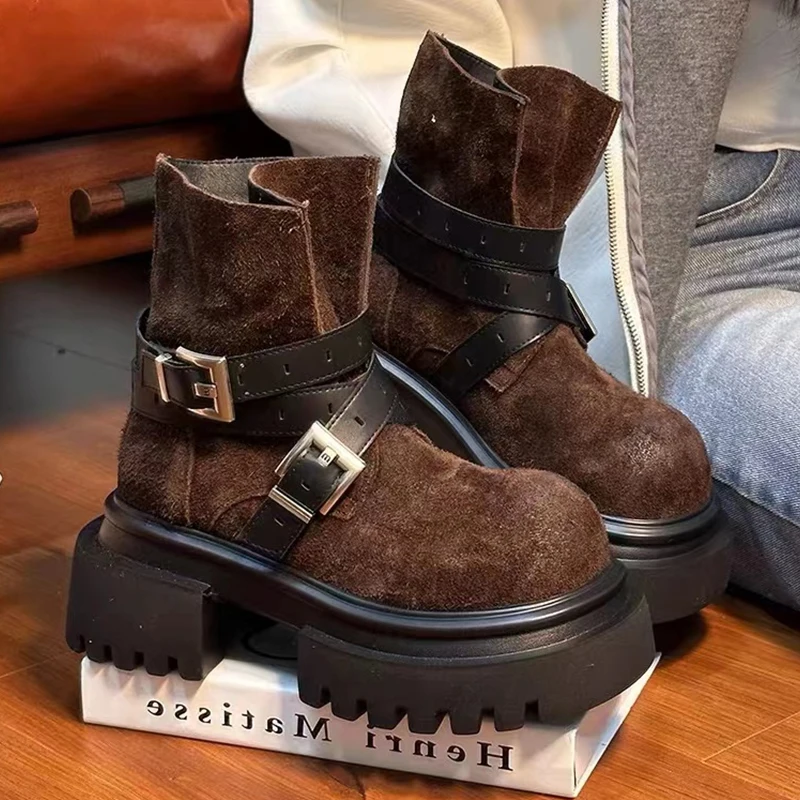 منصة حذاء من الجلد للنساء مصمم الازياء حزام مشبك الجلد المدبوغ أحذية نسائية غير رسمية كبيرة الرأس أحذية رعاة البقر الغربية بوتاس موهير