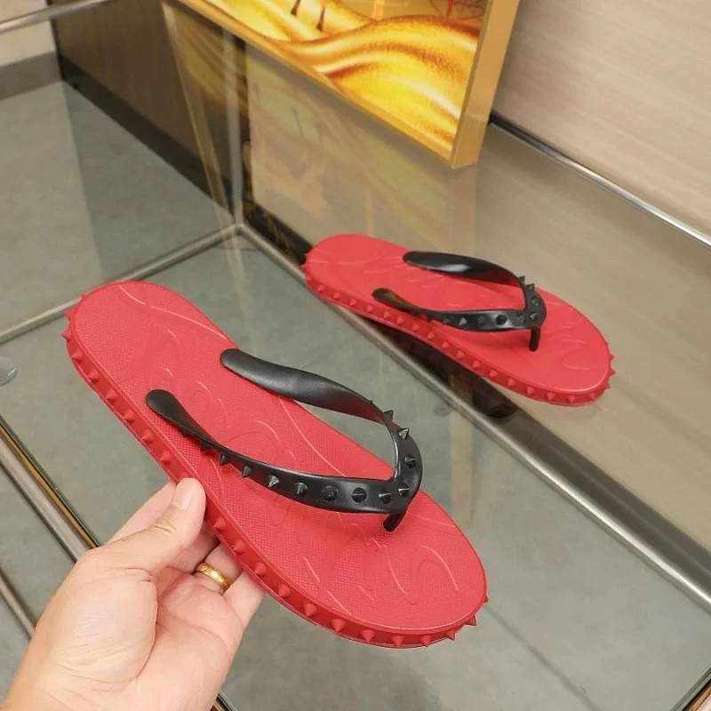 

Мужские повседневные уличные сандалии 2026 с красной подошвой, заклепками, противоскользящие, на плоской подошве, шлепанцы-вьетнамки для пар, летние, из ЭВА-резины