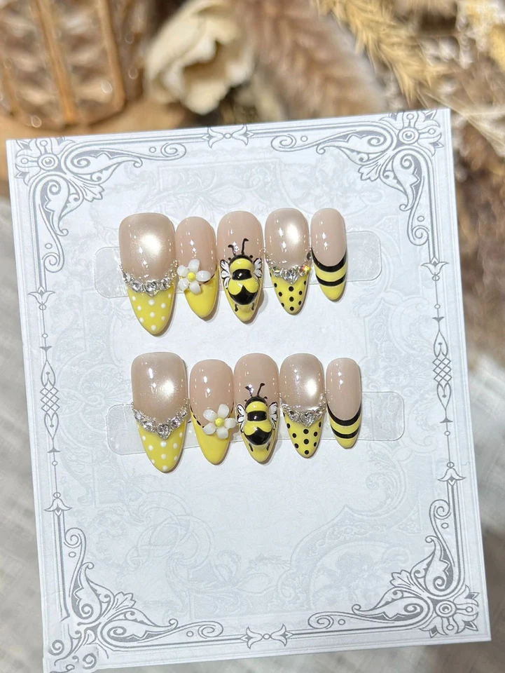 10 piezas de uñas postizas lindas con abejas amarillas, efecto ojo de gato, lunares, estilo francés, con flores de pedrería, hechas a mano 5