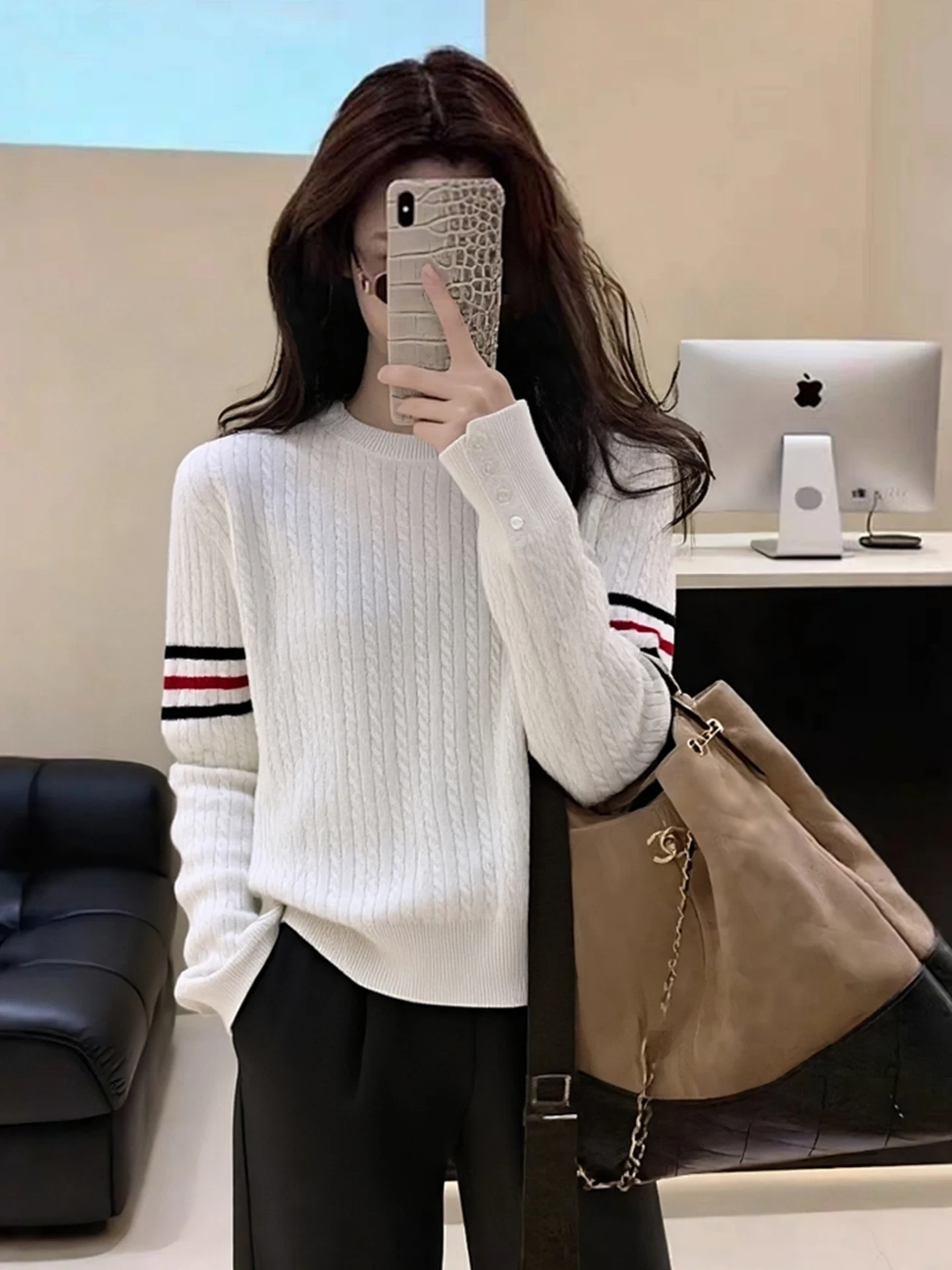 

Elegant Loose Long Sleeve Knitted Sweater Women's White Crew Neck Base Shirt Top Autumn Winter Versatile Comfortable Knitwear