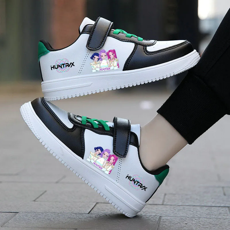 Kinder Turnschuhe KPop Demon Hunters Kinder Skateboarding Tennisschuhe Mädchen Weiße Schuhe Weiche Flache Student Vielseitiger Freizeitschuh