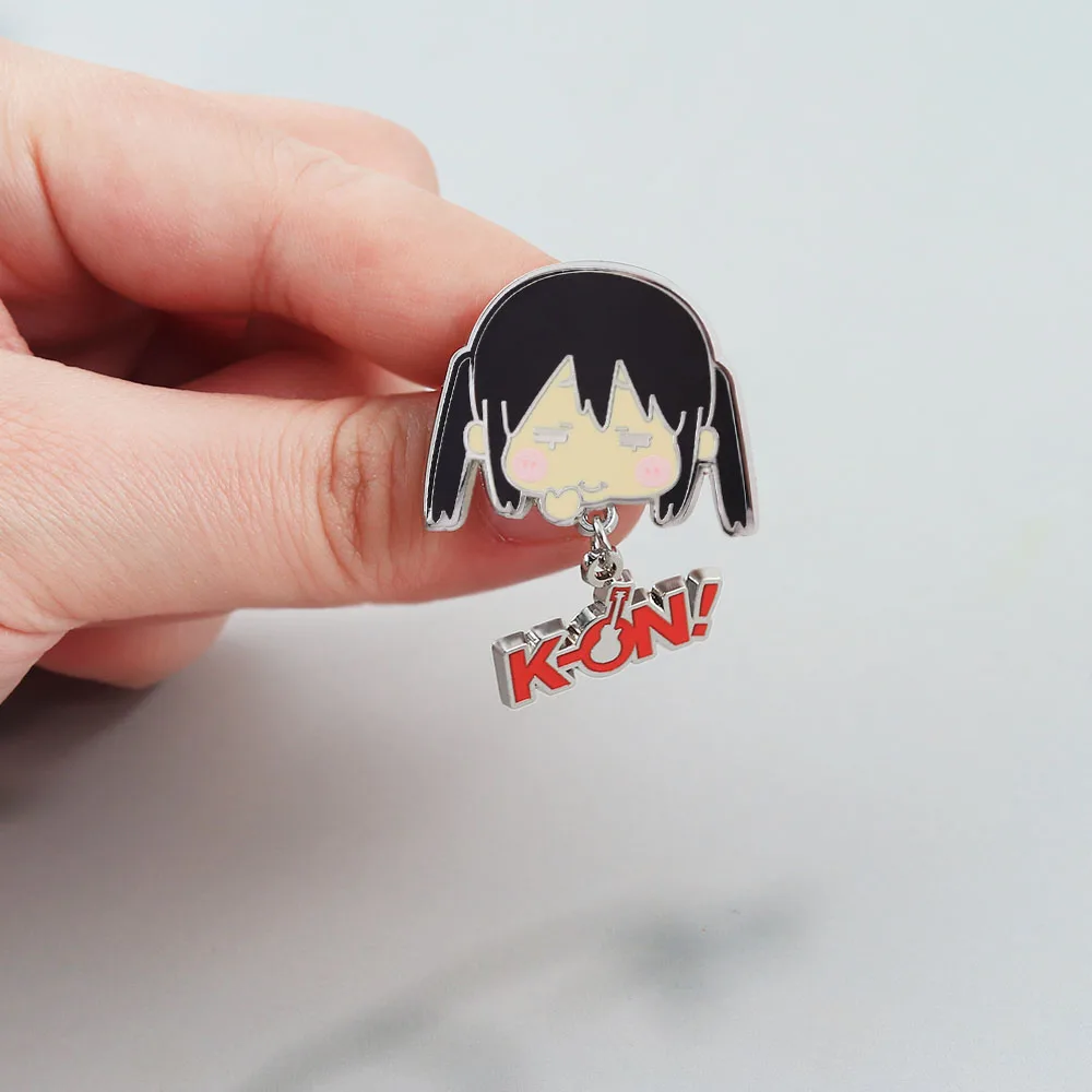 Anime K-ON Nakano Azusa Charakter Emaille-Pin Niedliche Cartoon-Brosche mit zwei Schwänzen Modisches Accessoire Fan-Merchandise Sammlerstück – Detail 9
