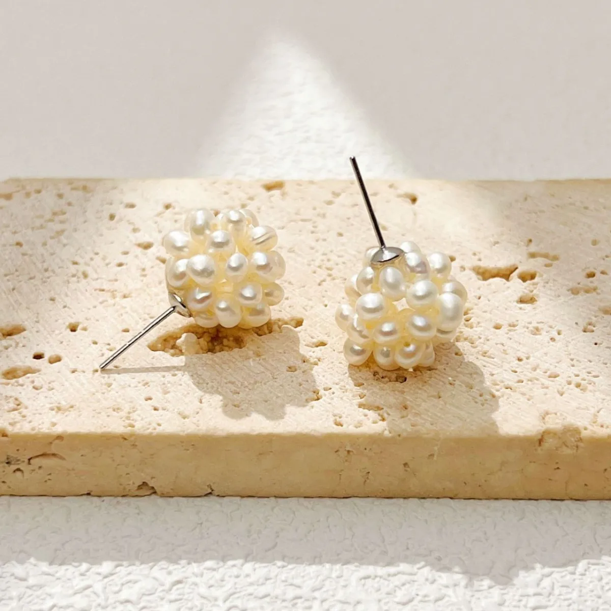 Simple freshwater bead earrings, fashionable and versatile, high-end earrings, light luxury style niche earrings