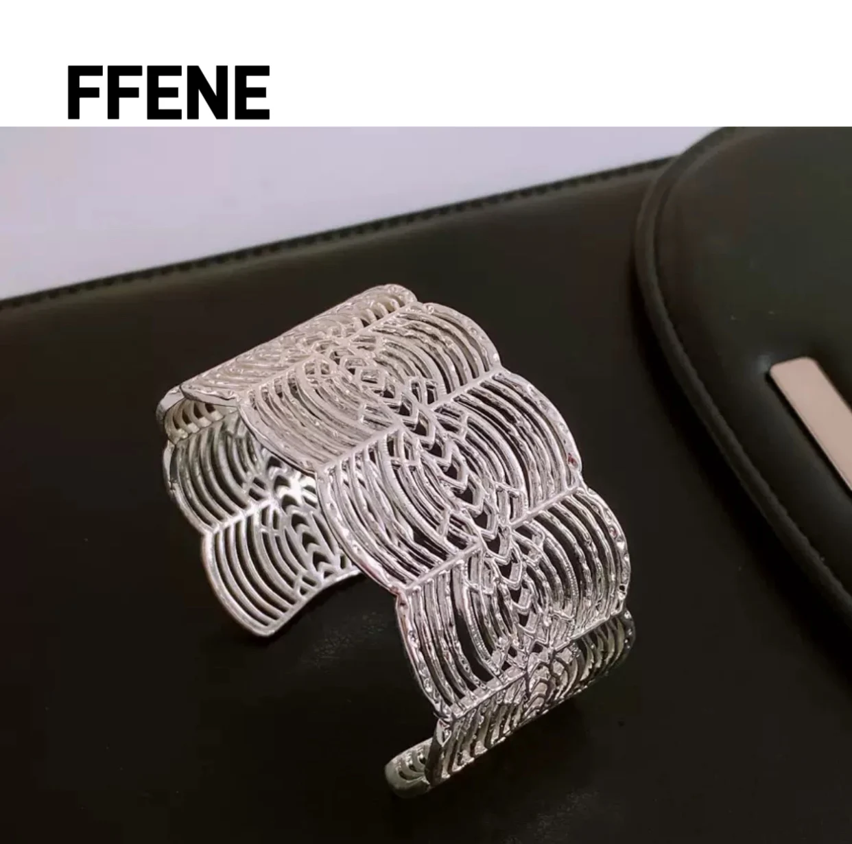 

Designer bracelets selling well in Europe and the United States, fashionable and high-end bracelets, luxurious accessories.