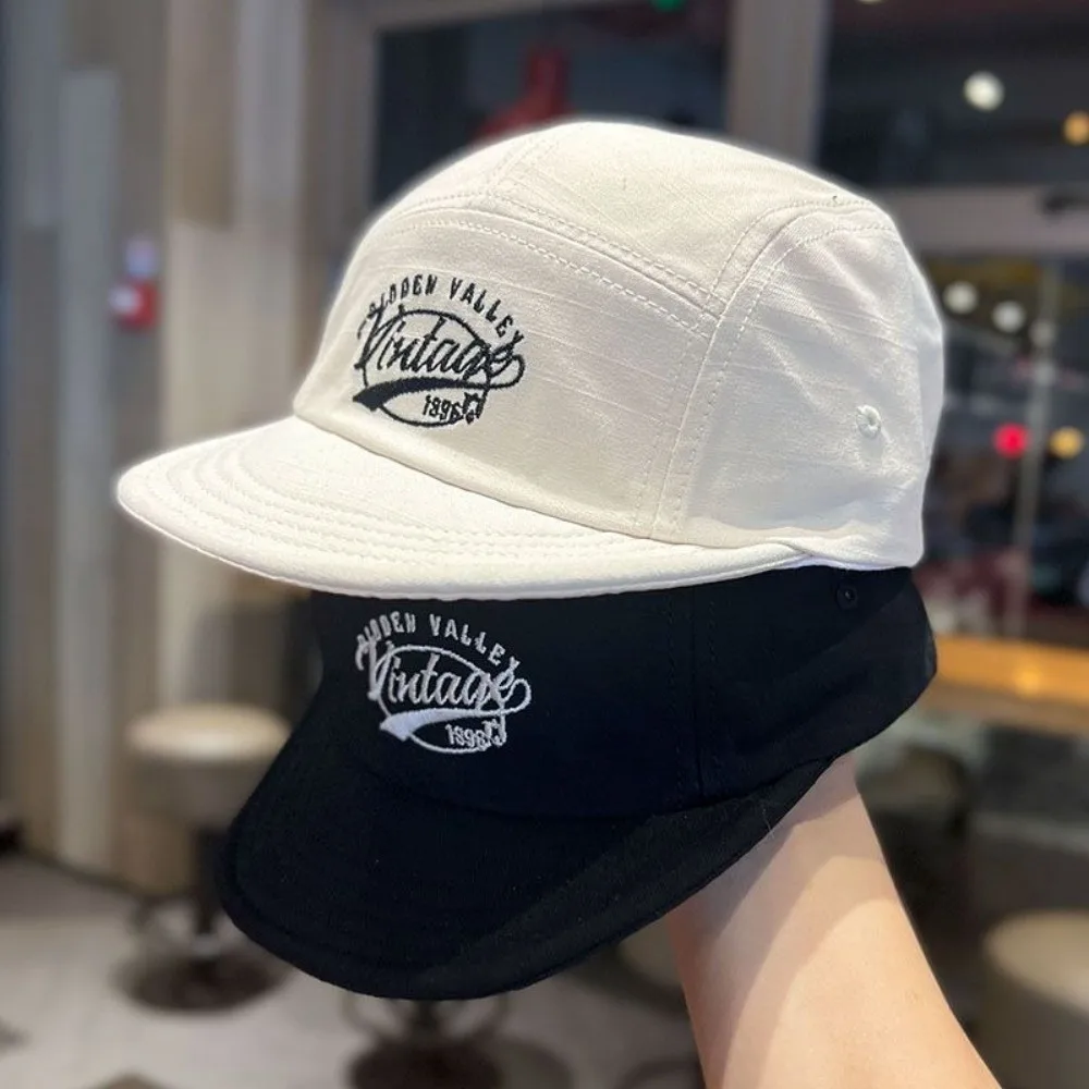 Retro Short Brim Baseball Cap 5-Panel Cotton Flat-brimmed Sun Cap Letters Embroidery Breathable Trucker Hat