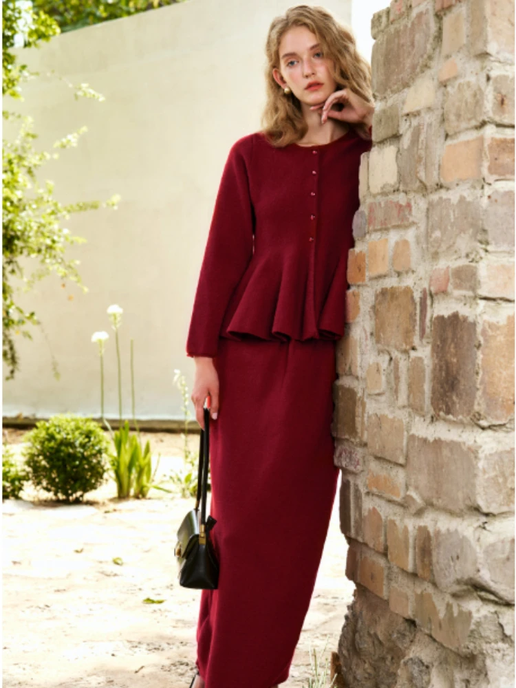 ชุดกระโปรงสีแดงวินเทจ OLrain คอลเลคชั่นฤดูใบไม้ผลิ 2025 กระโปรงยาวทรงตรงผ้าถัก แต่งระบายชายเสื้อ ดีไซน์หรูหรา เสื้อท่อนบนเข้าชุดกับกระโปรง รุ่นใหม่ล่าสุด รหัสสินค้า N56QE88515