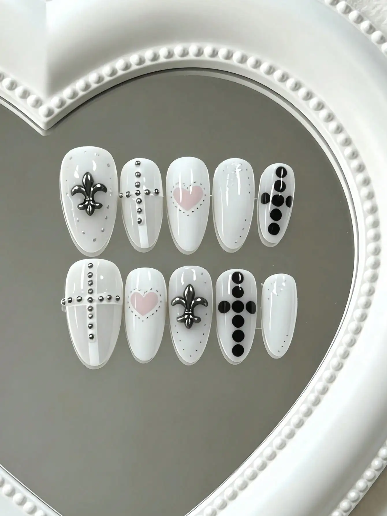 10 faux ongles en forme d'amande, longueur moyenne, style punk, blanc et gris avec blocs de couleur, inspirés du style subculture sweet-cool, ornés de clous 3D, de cœurs et de fleurs iris, avec une base blanche translucide mate et des techniques de décoration métallique, adaptés aux filles stylées et aux passionnés de subcultures, idéaux pour le streetwear, les livehouses et les rassemblements de niche, livrés avec colle gelée et lime à ongles.