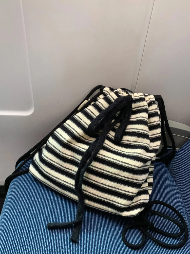 Bolsas de ombro multifunções, mochila com design listrado preto e branco, bolsa popular coreana simples, bolsa de grande capacidade, de lazer, nova