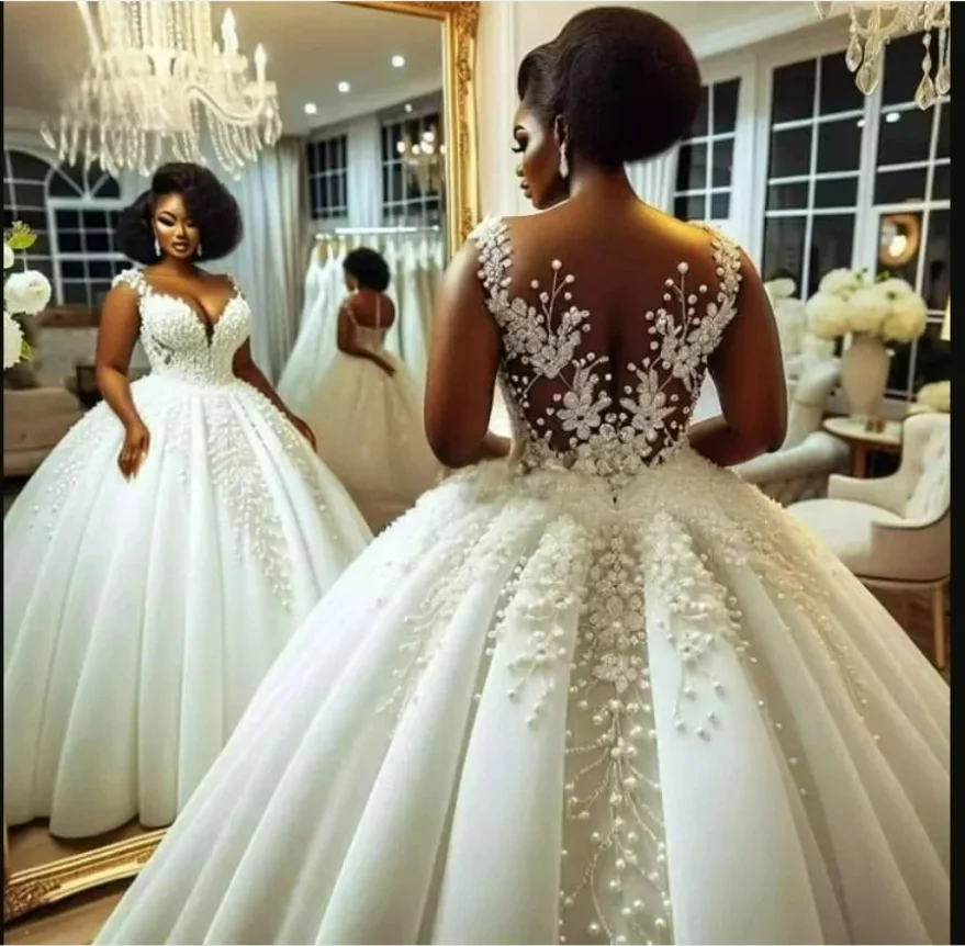 Suknia ślubna księżniczki z przezroczystym dekoltem, błyszczącymi aplikacjami, perłami, iluzorycznym tyłem i stylizacją country, suknia ślubna.