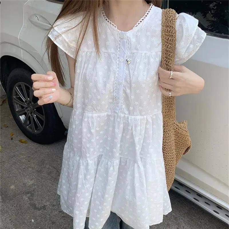 Vestido bordado branco doce e nicho à beira-mar para mulheres no verão de 2025, saia curta e pequena em camadas, saia de bolo