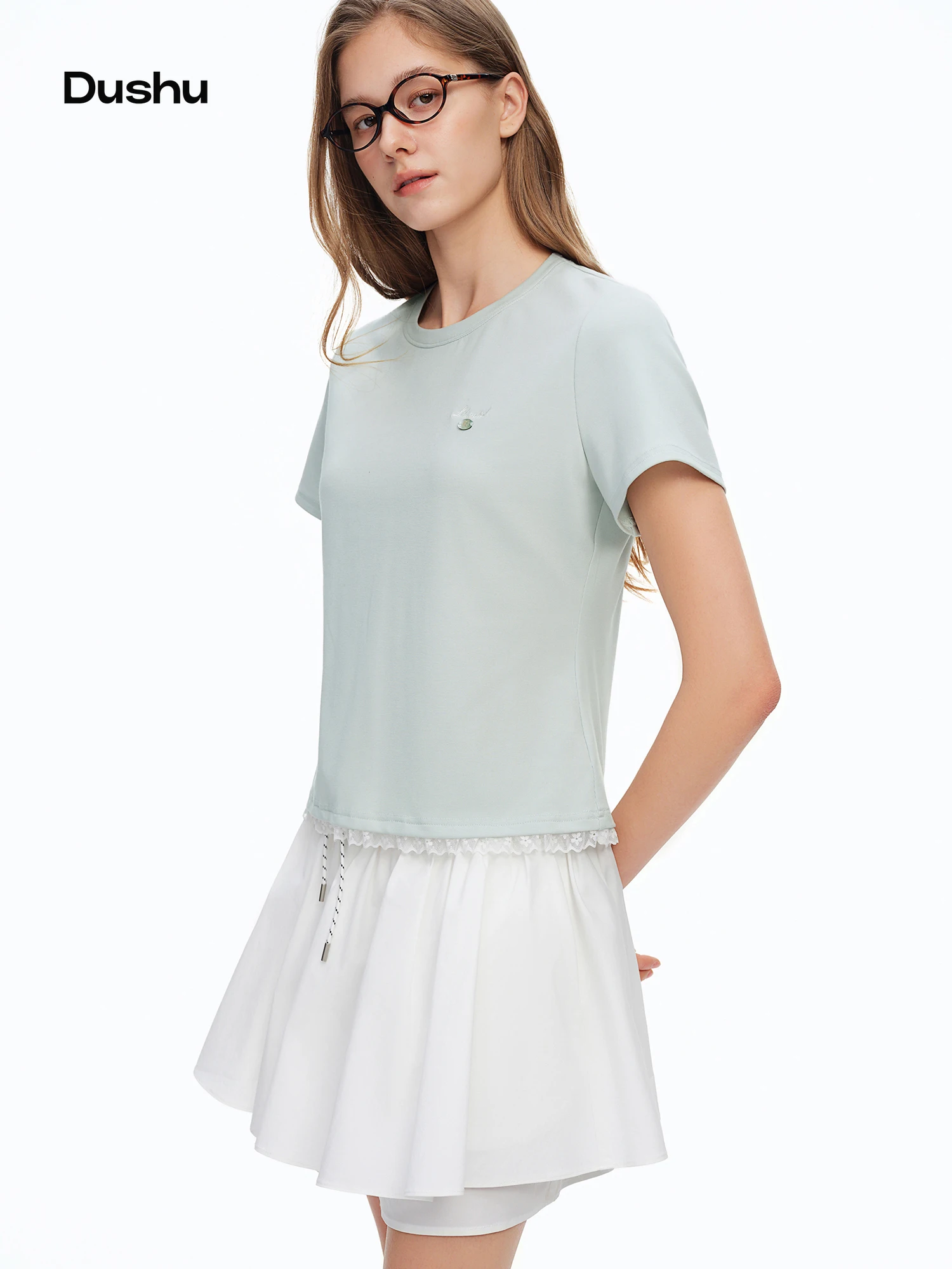 DUSHU חולצת טריקו עם שרוולים קצרים בגזרה דקיקה בסגנון קיץ 2026 חדש פשוט ומחמיא עם צווארון עגול בסיסי עיצוב תחרה רך