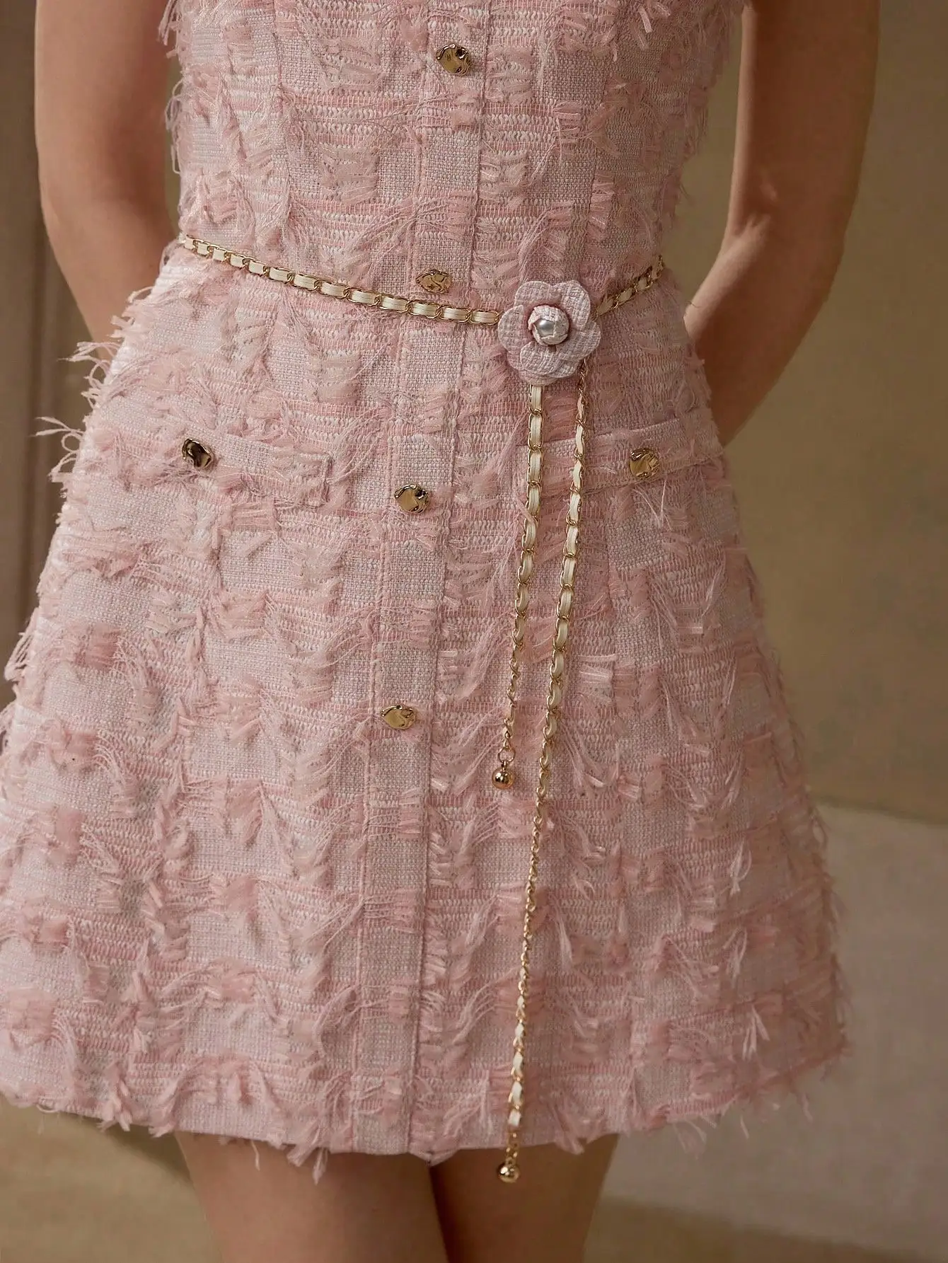 

Розовое твидовое мини-платье без рукавов на пуговицах с поясом-цепочкой