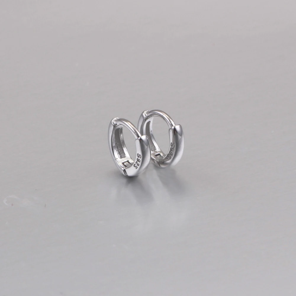 

New Hot 925 sterling silver zircon ring design exudes a sense of temperament and is Suitable For Women To Wear Jewelry