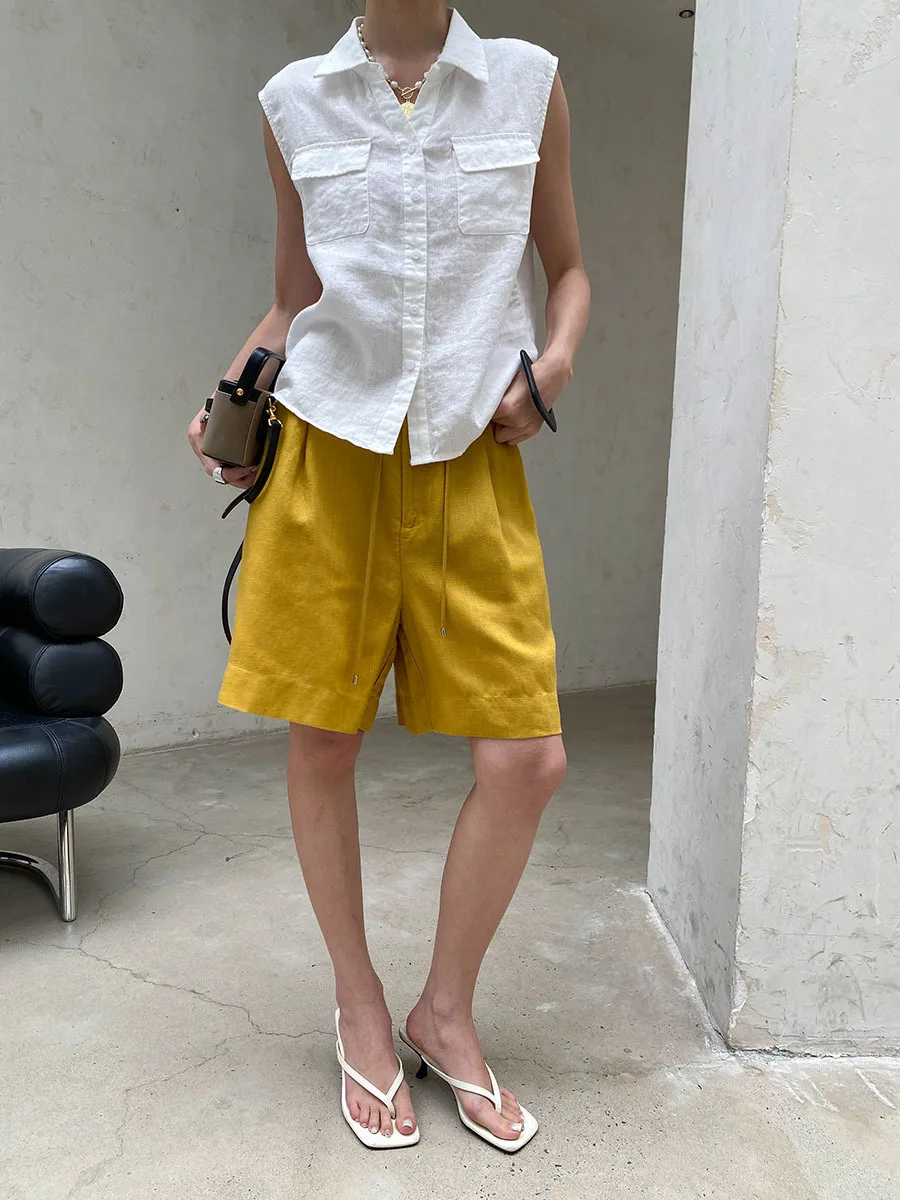 Sommerliche Damen-Weste in einfarbigem Design mit Revers und doppelten Taschen, ärmellos. – Detail 18