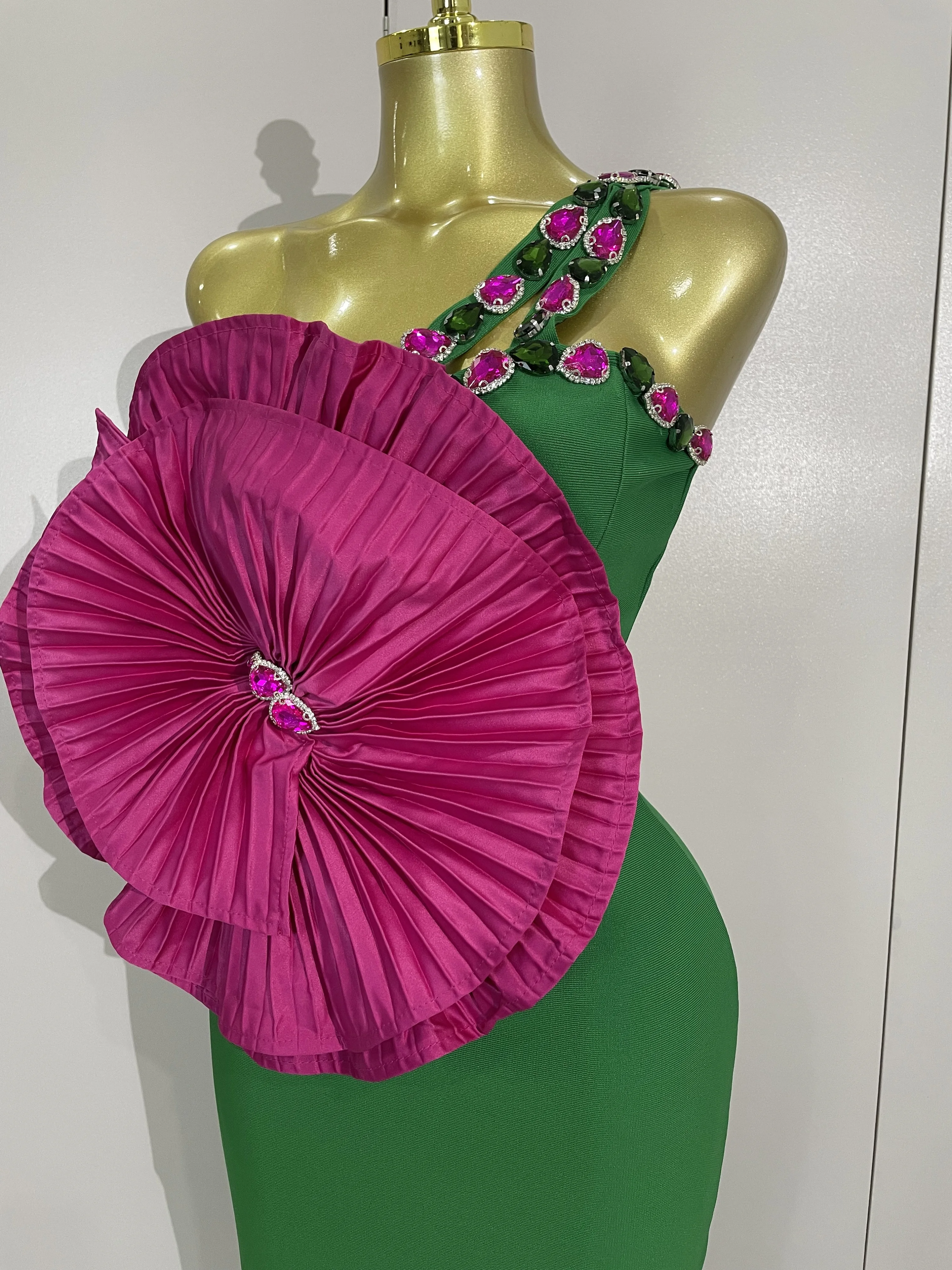 女性用キラキラクリスタルセクシーワンショルダービッグローズレッドフローラルグリーンボディコンバンデージドレスエレガントセレブリティパーティーカクテルドレス