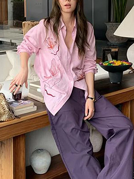 Różowy haftowany fartuch z unikalnym, luksusowym wykończeniem, idealny na letnie dojazdy do pracy, luźny krój, długi rękaw, kołnierzyk, średniej długości fartuch.