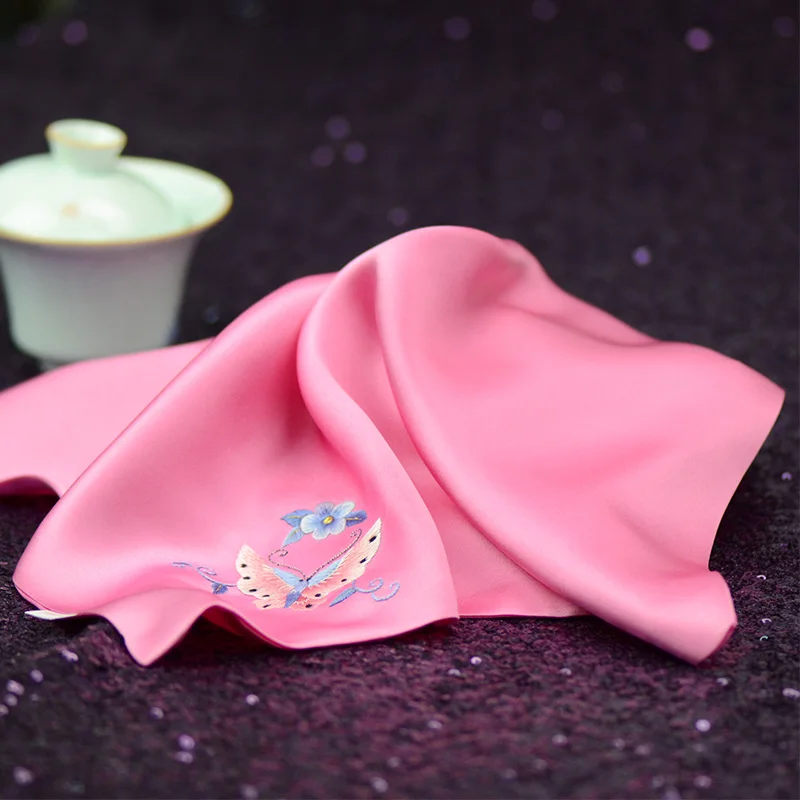 

Xiuzhuang self sells holiday gifts to customers, practical handmade embroidered silk handkerchiefs, women's artistic "Dream Butt