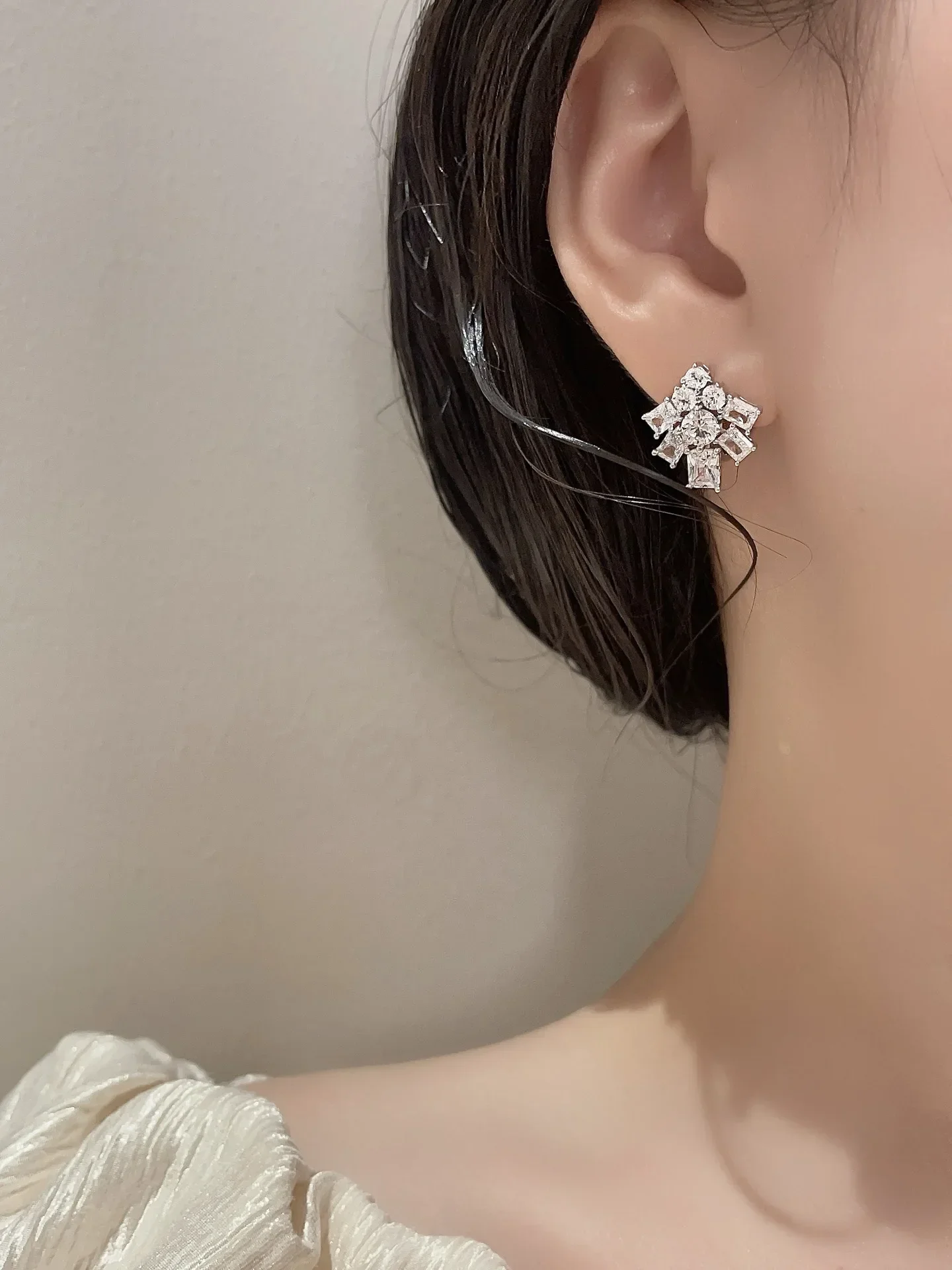 Light luxury earring diamonds gracefully  cute  exquisite 925 sterling silver  designer earrings  Selfie real photos of products