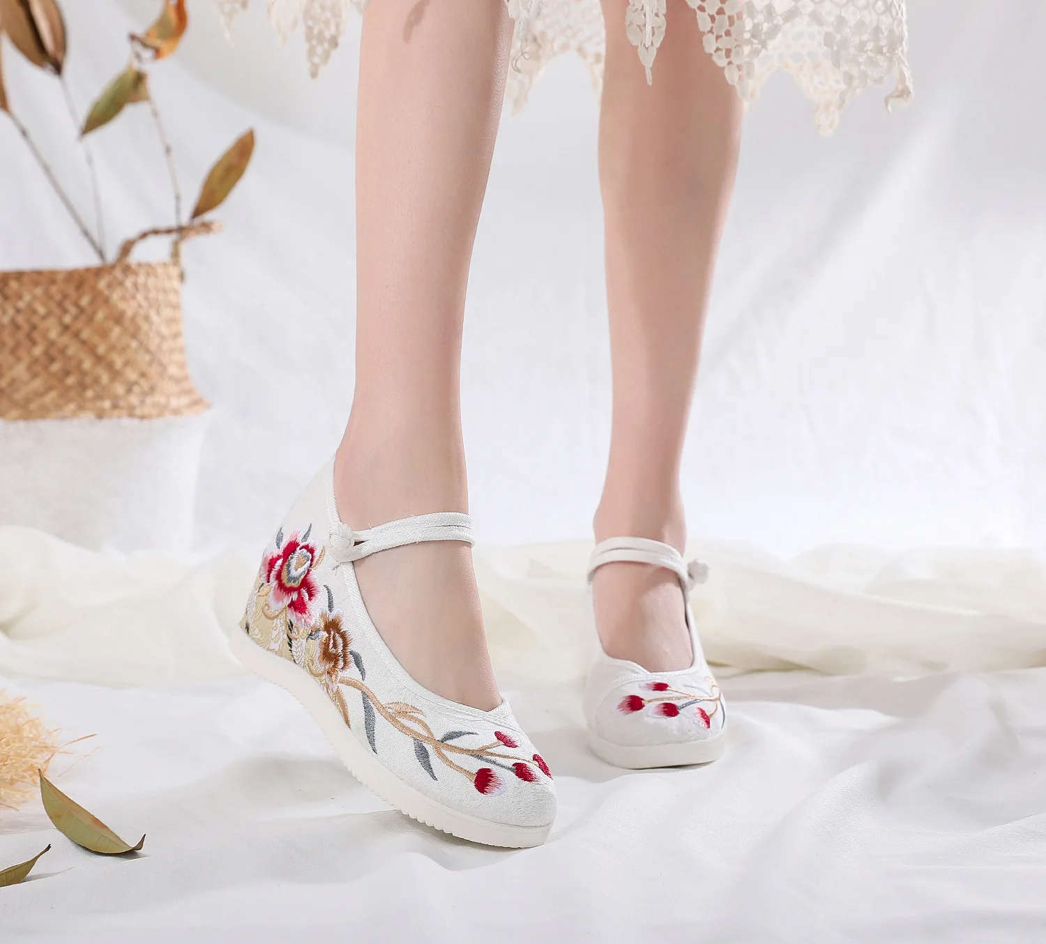أحذية مصعد امرأة عادية Harajuku النمط الصيني العرقي قماش خمر القماش المطرز Hanfu أحذية النساء Zapatos 2026