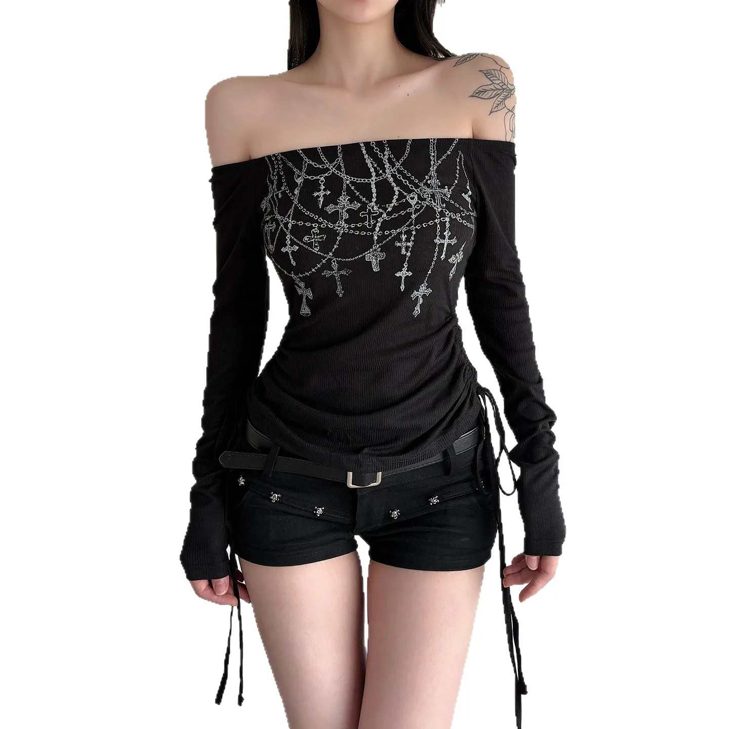 T-shirt américain à manches longues et une épaule avec chaîne à vent foncé imprimé, slim et slim avec chemise à épaules dénudées à l'intérieur.