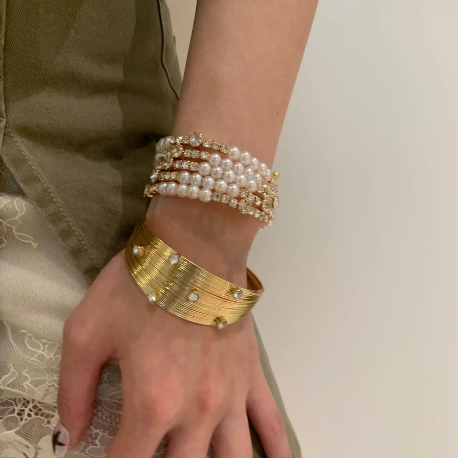 Flash diamond bracelet series, antique-looking golden bracelet, high-end daily stacking hot girl hand jewelry 2026 new style