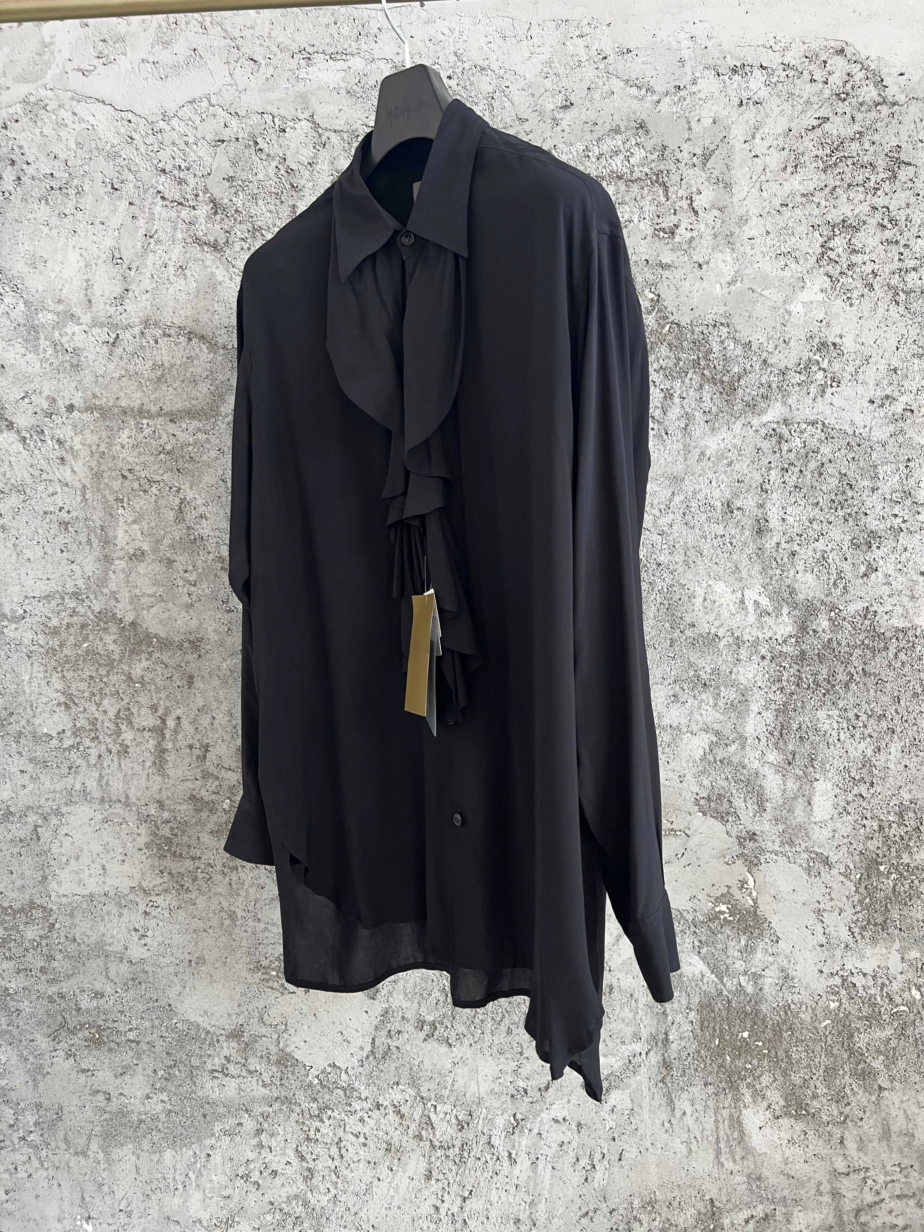 تتميز خط العنق الراقية بياقة على شكل فيونكة قابلة للفصل مع حزام ملفوف