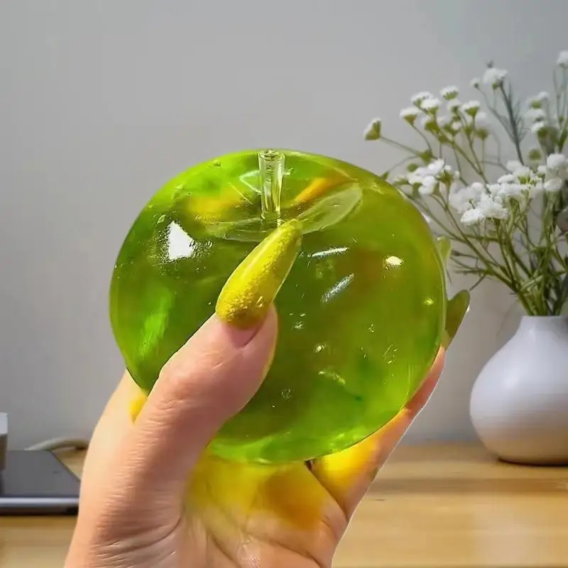 この緑リンゴのスクイーズ玩具でストレスや怒りを解消しましょう。友達への効果的なフィジェットアイテムです。