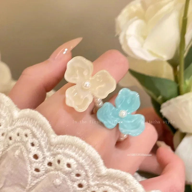 البنفسجي زهرة الاكريليك الدائري جديد الكورية نمط الأبيض زنبق السبابة البنصر مطاطا مطرز فريد الإبداع النساء المجوهرات