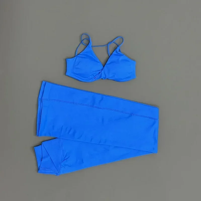 2-teiliges Fitness-Set für Damen: Sport-BH mit Trägern und Yoga-Hose mit überkreuztem Bund, Po-Lifting-Effekt, Bootcut-Leggings für Pilates und Workout – Detail 13