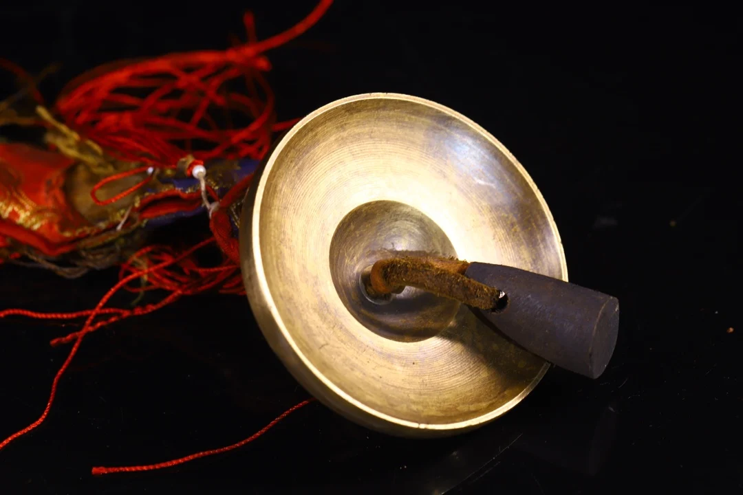 3 "المعابد النيبالية القديمة البرونزية ثمانية كنوز جرس قديم رنين جرس قلادة الثور القرن الصلاة العلم تميمة منزل المدينة