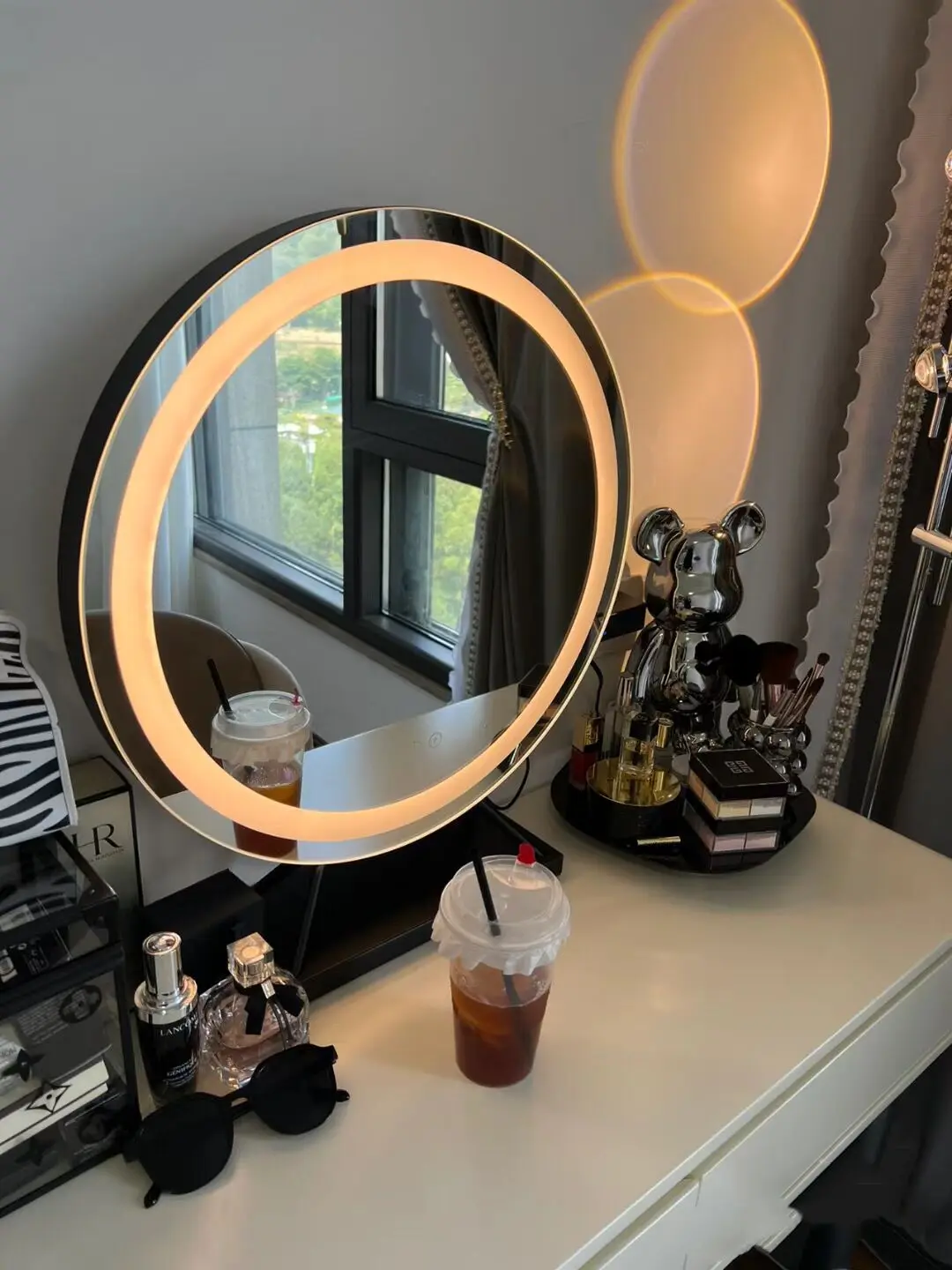 LED Lighted Circle Mirror Round Tabletop/Desk Mirror 3 Color Dimmable Lighting Modes with 15x Magnifying Spot Make up Mirrors