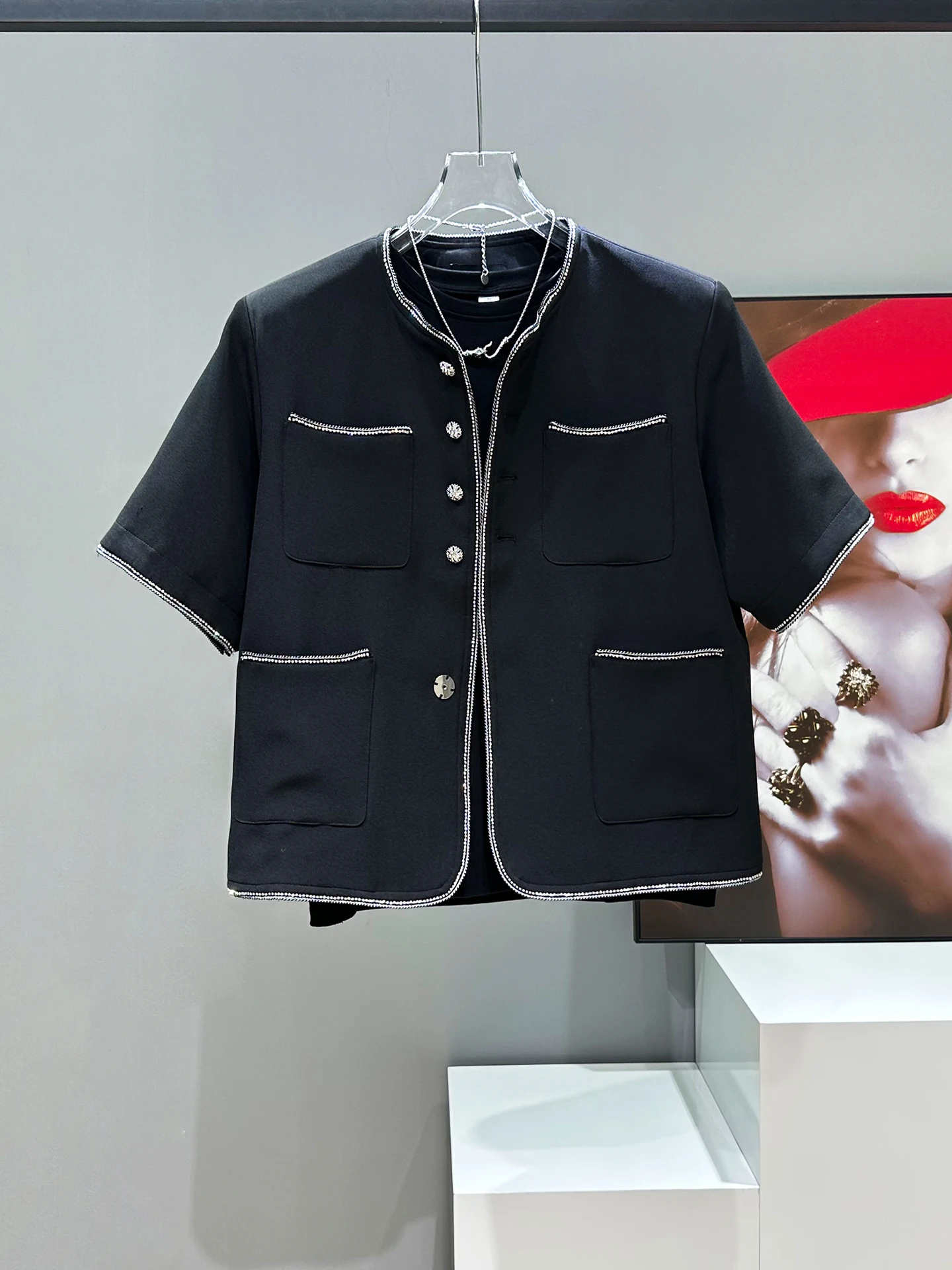 

Оригинальный летний мужской топ с коротким рукавом и подплечниками, повседневный, универсальный, премиум-класса, с подплечниками.