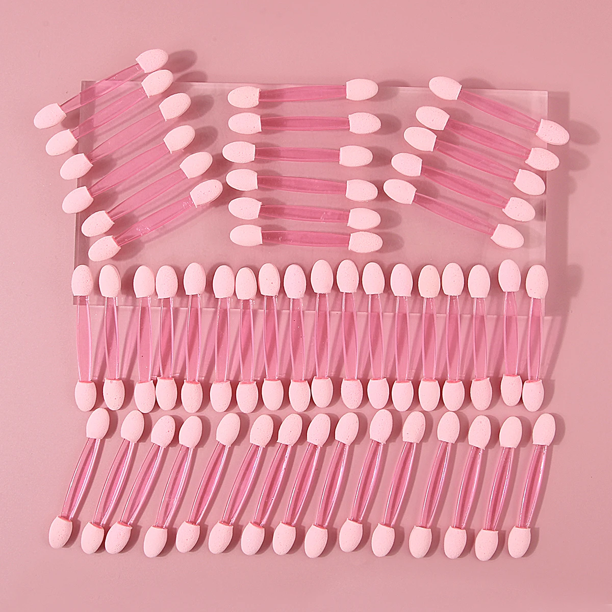 コストパフォーマンスが高く！ 50本のピンクの双頭アイシャドウスティックは超ポータブルで、初心者のアイメイクの必需品です。