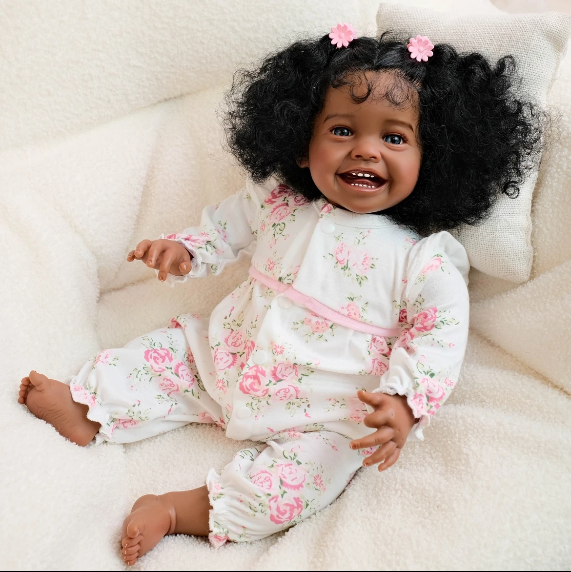 リアルな20インチのリボーンドール、ミラ。手描きのリアルな静脈と濃い肌色。子供への誕生日やクリスマスの贈り物に最適です。