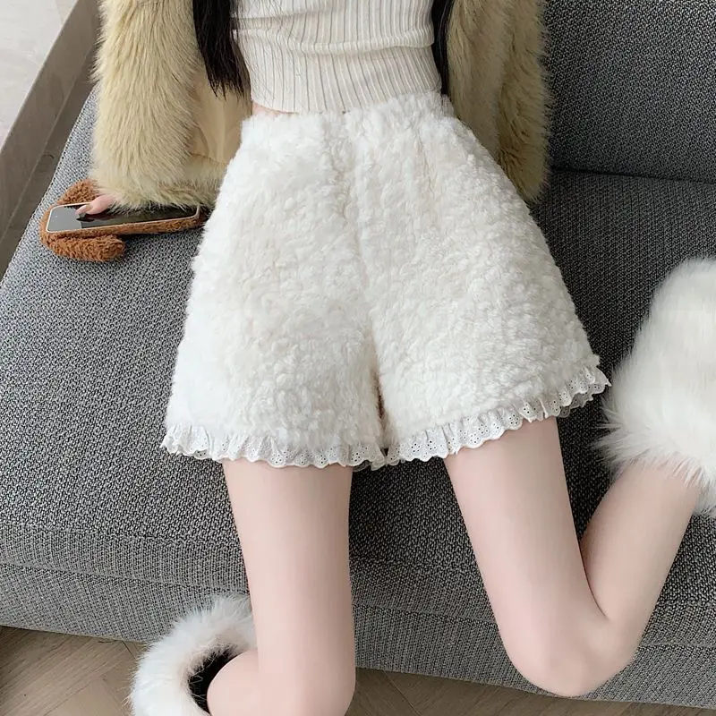 กางเกงขาสั้นทรงเอ แต่งขอบลูกไม้ ขนเฟอร์ สำหรับผู้หญิง สไตล์ลำลอง ทรงบูทคัท ช่วยให้ดูผอม  ใหม่ล่าสุดสำหรับฤดูใบไม้ร่วงและฤดูหนาว