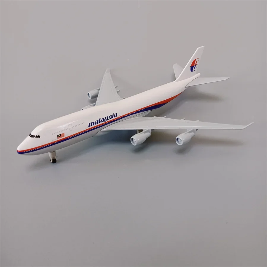 20cm Air Malaysia Airlines Boeing 747 B747 Airways Alloy Metal Airplane Model Diecast Air Plane Model &Wheels Aircraft Aeroplane