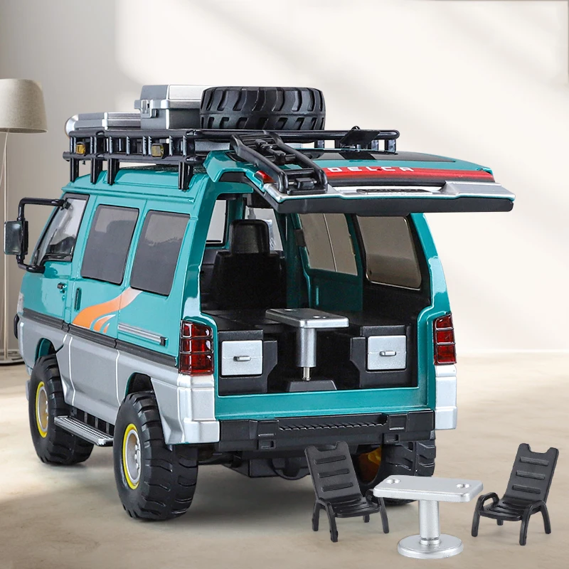 1:24 DELICA Alloy Off Road Diecast Models Vehice Toys Metal Material Sound Light Rubber Tires Christmas Gift Collection Ornament