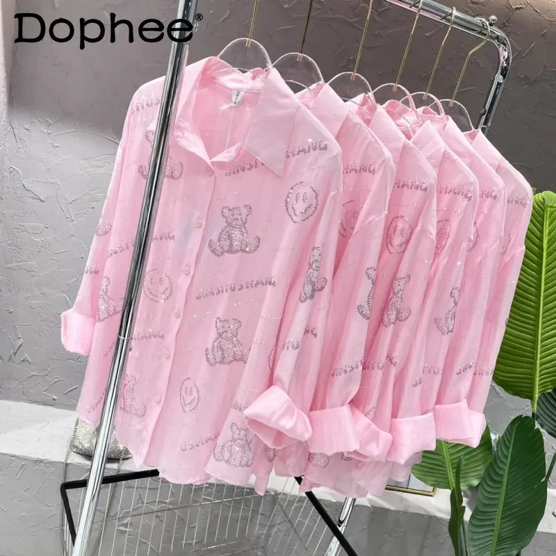 2023 Verão Nova Carta Urso Quente Luz de Perfuração Legal Camisa de Proteção Solar das Mulheres Soltas Casual See-through Doce Rosa Blusas Top