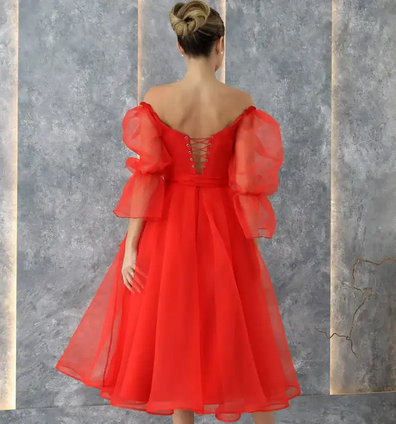 Robe de soirée de vacances en organza midi avec corset rouge. Robe féerique de nouvel an, épaules dénudées, robe formelle pour femmes élégantes