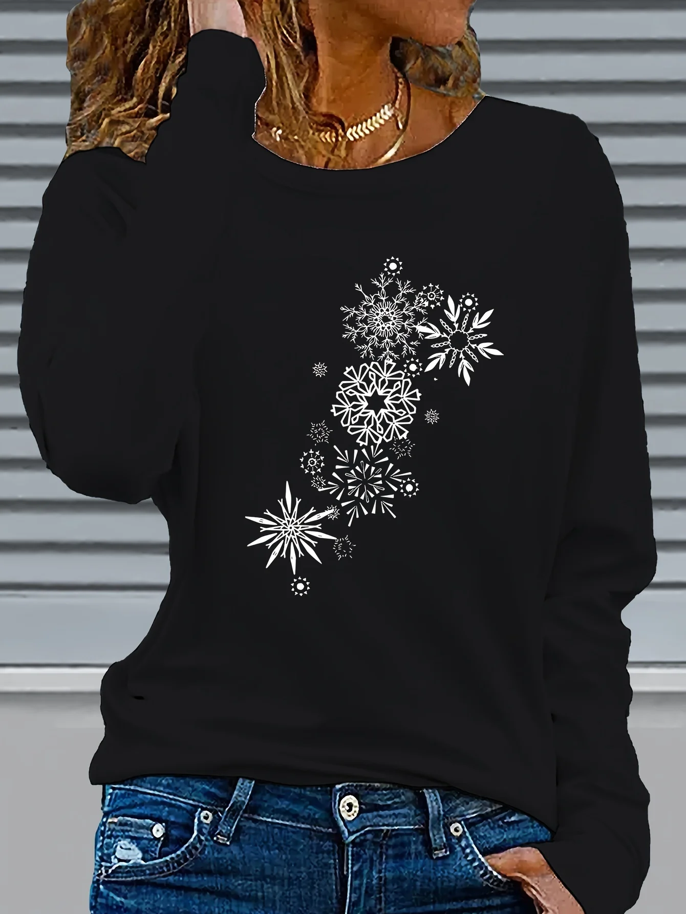 Art Line Snowflake Pattern Print Long Sleeve T Shirt Women's Casual Graphic T-shirt Tops Clothes Winter Holiday and Daily Wear