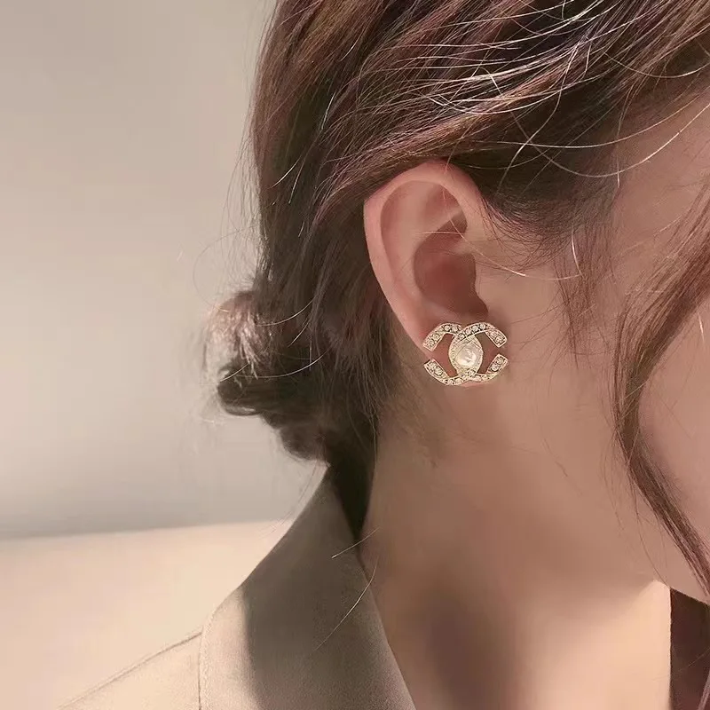 أقراط Xiaoxiangfeng مزدوجة C من اللؤلؤ للسيدات بتصميم فاخر وخفيف الوزن وأقراط راقية