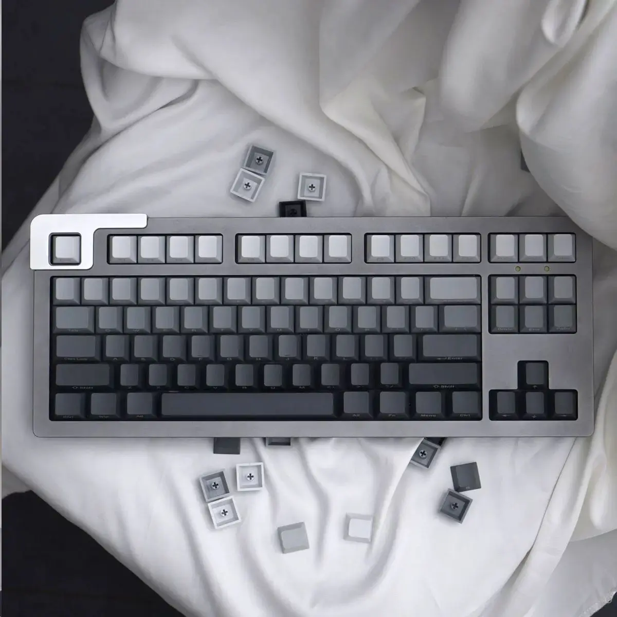 

Клавиши с гравировкой сбоку, светопропускающие, из PBT, с микрошлифованной песочной поверхностью, двойное литье под давлением, универсальные.