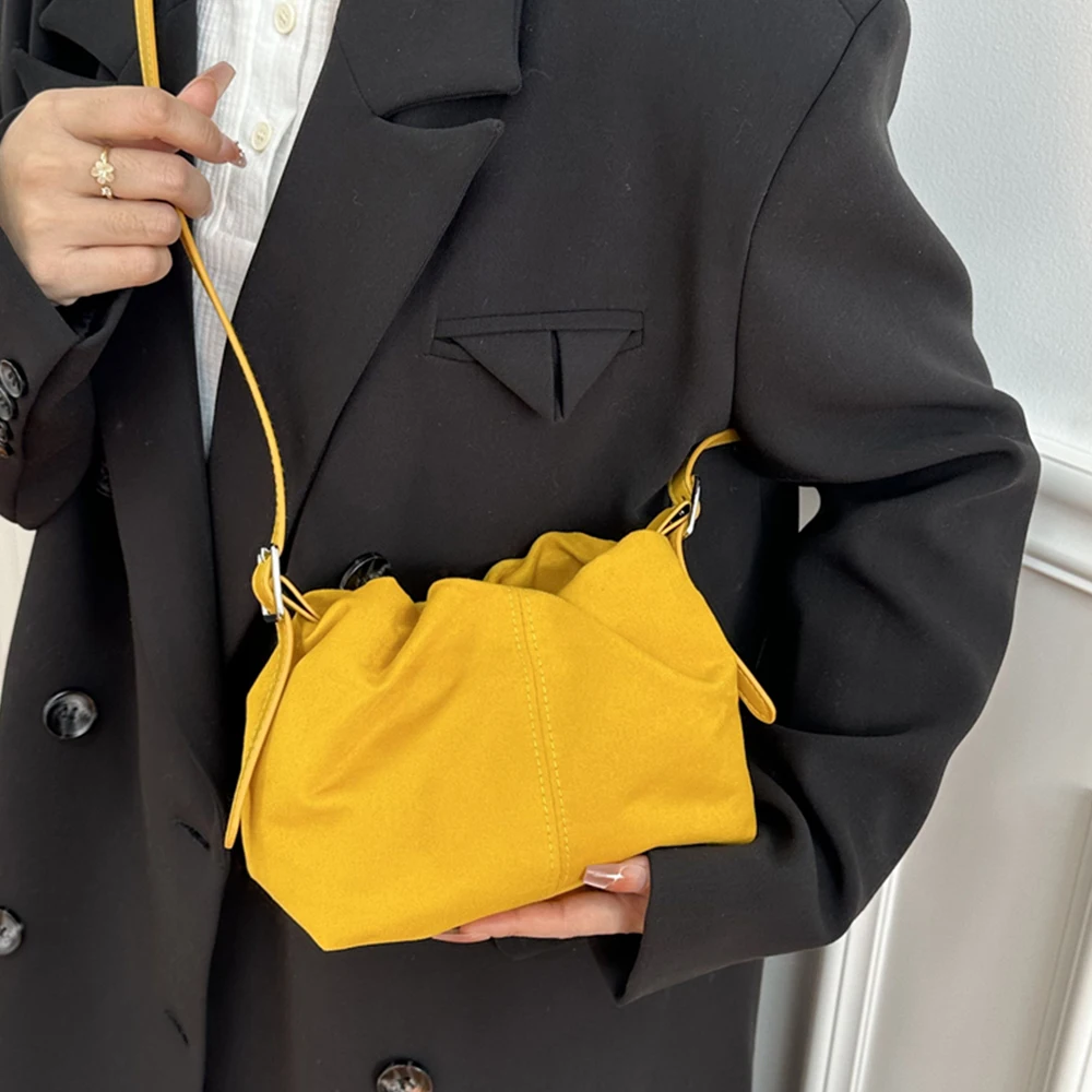 حقيبة صغيرة محمولة باليد ذات ملمس غير لامع، حقيبة كتف نسائية جديدة، حقيبة كروس راقية وعصرية