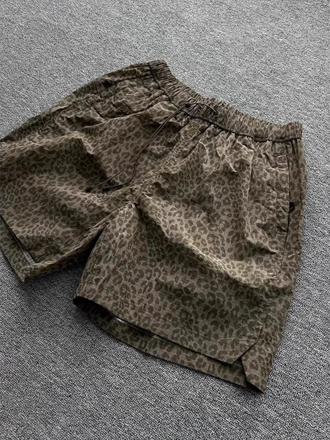 Męskie letnie spodnie sportowe z szybkoschnącej tkaniny Ice Silk w kamuflażu, styl retro amerykański, spodnie do ćwiczeń, wzór w panterkę.