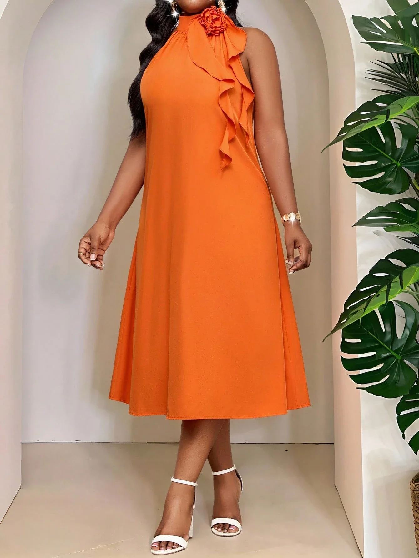 

Яркое оранжевое платье миди с 3D-цветочным принтом на воротнике-халтер и каскадными оборками для летнего отдыха или вечеринок